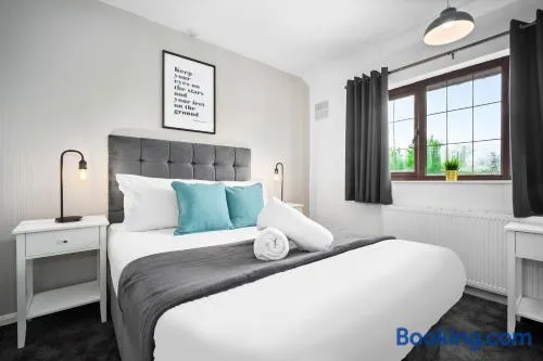 Modern Three Bed House - Garden - Parking - Image 1