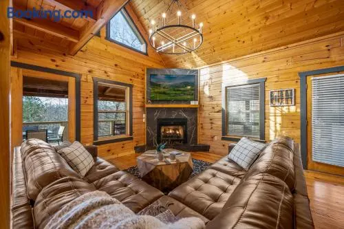 Smoky Summer Escape 3BR Cabin 15 min to Dollywood Hot tub wifi grill deck - Image 1