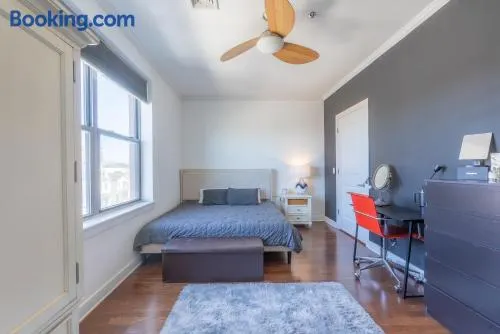 King Master and Plush Queen near NYC w kitchen, living room plus on-site gym - Image 1
