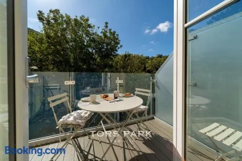 Clifftop Watch, River View and Balcony, 1 BR, Parking, Beach 10 min walk - Image 1
