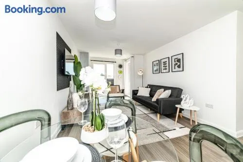 Stylish 1 bed apartment centrally located with Free parking - Image 1