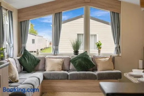 Starlink Wi-Fi Near Pool & Beach 3BR Seton Sands - Image 1