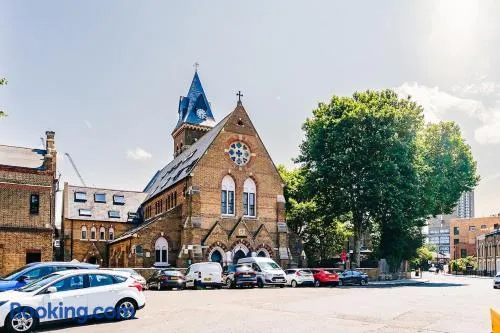 Charming Apartment in the Church near Canary Wharf - Image 1