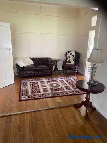 Golden Street Cottage - Image 1