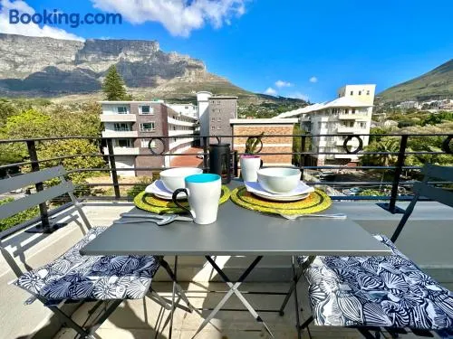 Breathtaking Table Mountain View Apartment in the Heart of Gardens - Image 1