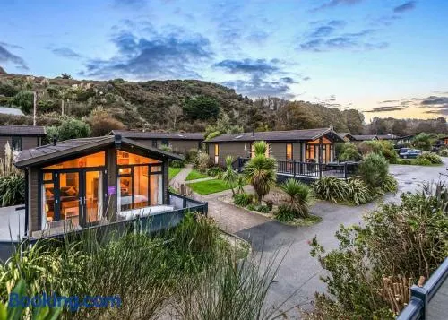 Mullion Cove Coastal Retreat - Image 1