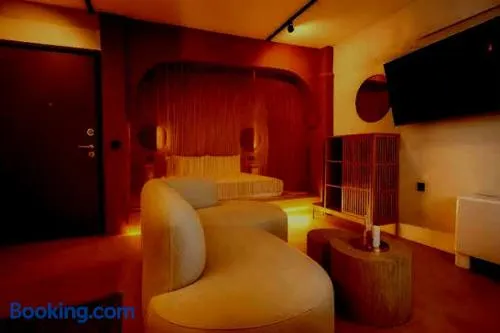 Sirleaf Luxurious - Image 1