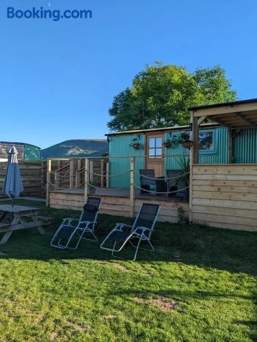 Red darren luxury hut - Image 1