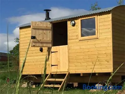 The Shepherd's Hut with seasonal swimming pool - Image 1