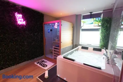 Luxury Flat,Sauna, Jacuzzi, Free Parking - Image 1