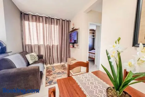 Apê elegante com ar-cond, vaga e ótima localização - Image 1