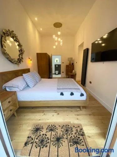 Dave & Kelz Deluxe king size studio room - Image 1