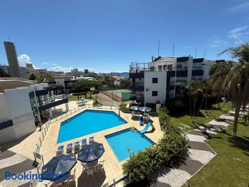 Apartamento Pé na Areia - 2 Quartos - Acesso Privativo à Praia - Ideal para Famílias - Image 1