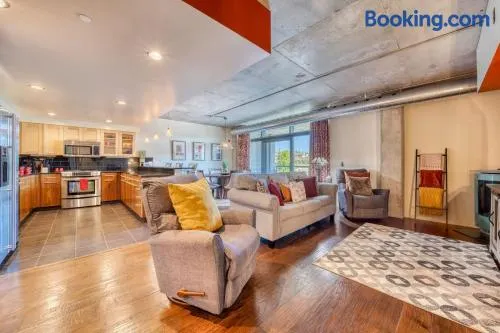 Downtown Condo Above Restaraunts- Free Parking - Image 1