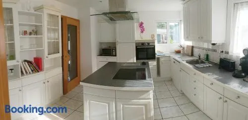 Jolie 5 pièces tout équipé, place parking et jardin - Image 1