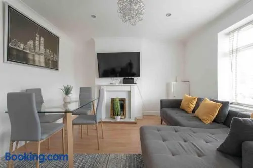 Sleeps 7 a 3 Bed house in Rochester 4 beds - Image 1