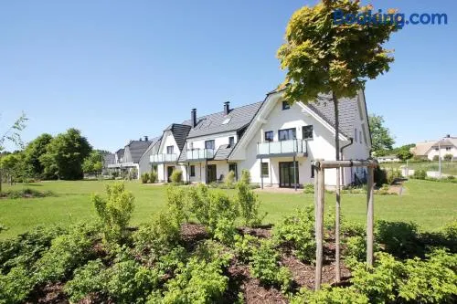 Strandresort Rex Rugia Ferienwohnung 14-3 mit Sauna- und Schwimmbadnutzung im AHOI Sellin - Image 1