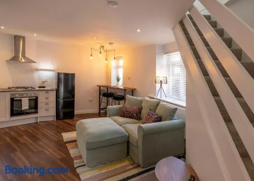 Cosy Cottage for Couples, Parking, 3 Min 2 Beach - Image 1