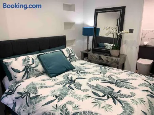 Lux Private Entrance 1 bed Studio - Free Parking - ideal for COOP Live, MCR City Centre, Salford Royal Hospital & Buile Hill Mansion wedding venue - Image 1