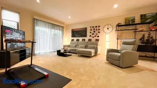 Modern 3BD Townhouse in Marsfield - Image 1
