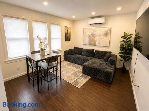 Cozy 2-bedroom with jacuzzi tub in perfect Queens with AC near JFK - Image 1