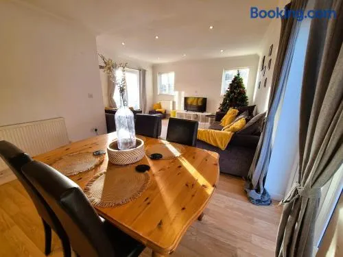 Modern home close to amenities and transport links - Image 1