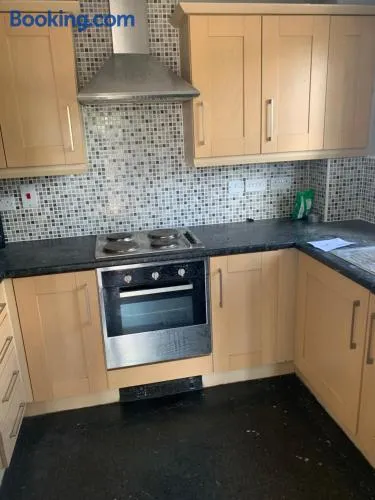 2 bed Manchester Airport apartment - Image 1