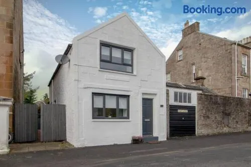 Henry Bell - Cosy 2-bedroom cottage - Image 1