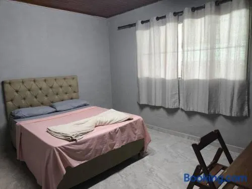 Quarto em lugar tranquilo e bem localizado - Image 1
