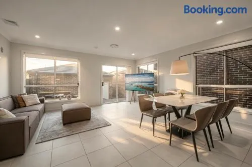 JC House - 4 Br, AC & Wi-Fi Close Coles & Train - Image 1