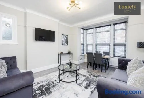 2 bed modern apartment by luxiety stays - Image 1