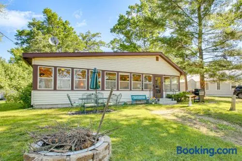 4-Season Anglers Cabin At Shawano Lake w/ Views! - Image 1
