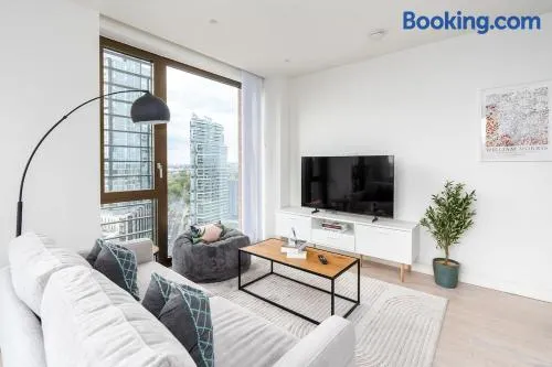 16th Floor Skyline View with Balcony 2BR 2BA 2 min Walk To Old Street Station - Image 1