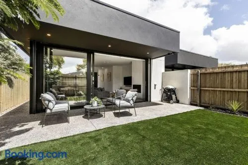 Perfect Family Getaway, Stylish, Steps to Beach - Image 1