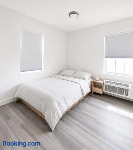 Private Room with Dedicated Bathroom & Near Manhattan & Free Parking - Image 1