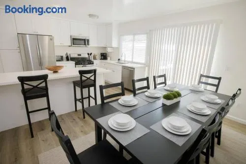 2 private masters, new beds & furniture, sleeps 12 - Image 1
