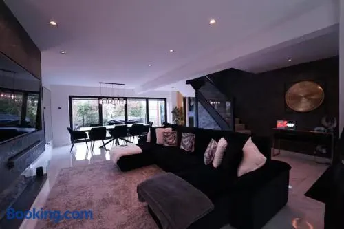 Modern tyne & wear house - Image 1