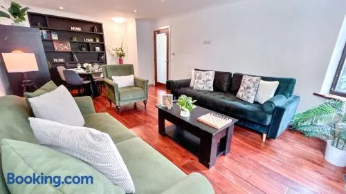 Promo Rate - Crouch End 4-Bedroom Home with Balcony & Parking near Alexandra Palace by Staylio London - Image 1