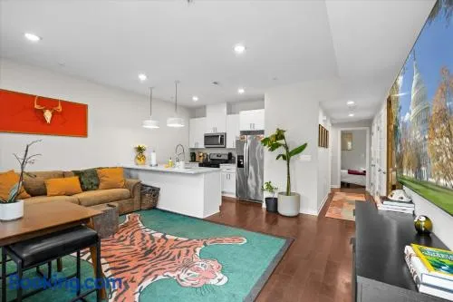 Entire DC House 2BR 2BA Fire Pit Free Parking Near Capitol Hill - Image 1