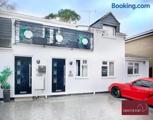 Bracknell 58c Harmanswater Road 2 bedroom apartment - Image 1