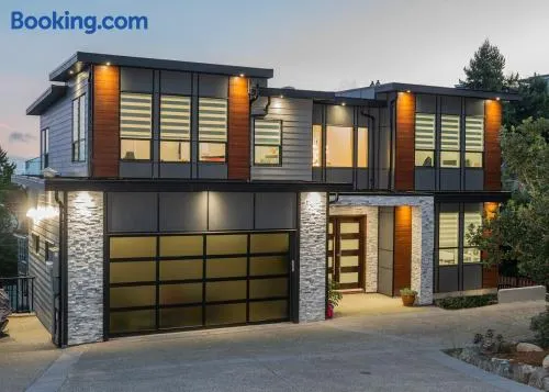 OceanVista Spacious 2BR 3BD 1BTH Free Parking Stunning Ocean and Mountain View - Image 1