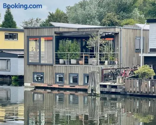 NOVA Houseboat DELUXE Free Bikes - Image 1
