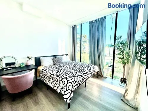 LA Modern Street View Glass Window 2BR - Image 1