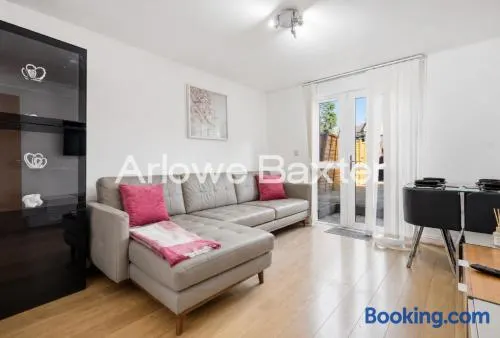 West Thurrock 4-Bed Townhouse for Work & Families - Image 1