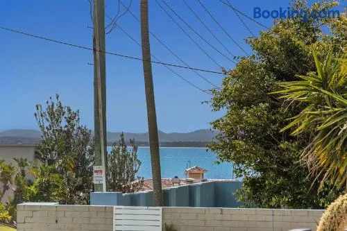 Oscar's Beach House, 14 Tomaree Rd - pet friendly, air con, Wi-Fi, Linen - Image 1