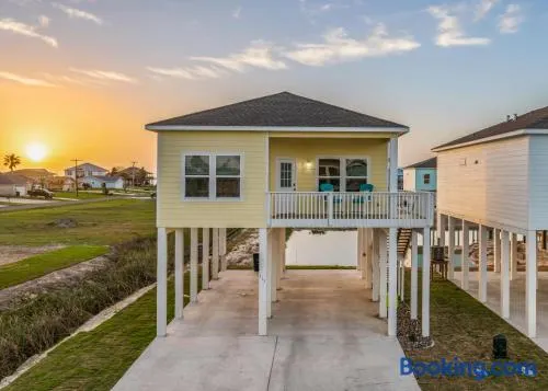 Cozy Bay Cottage with King Master Suite, Fire Pit and Pool - Image 1