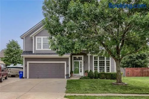Gardner 5 bedroom and 3 baths Family friendly and long term stay - Image 1