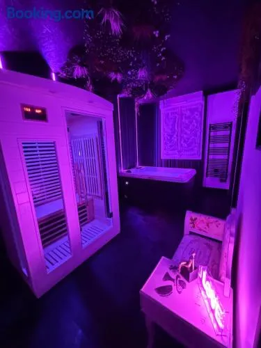 Love room spa et bien etre avec jacuzzi et sauna - Image 1