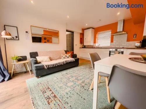 Flat 4 - Broadhurst Court - Cosy Apt- Sleep 4 - Free parking - Image 1