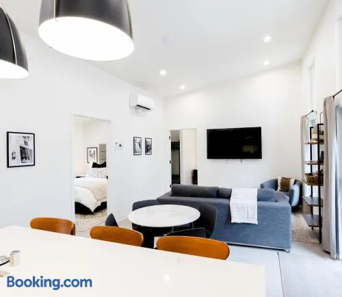500 HOUSE - Designer 2BR Flat with Private Patio - D - Image 1